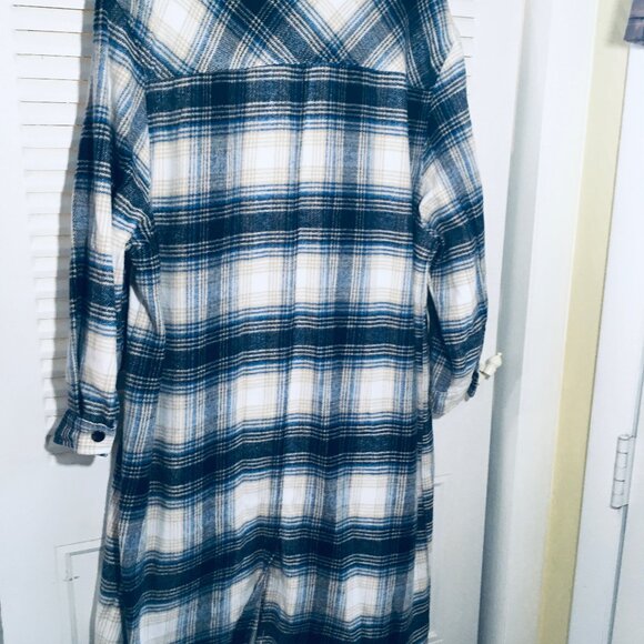 Elan sz m long flannel jacket / shacket blue plaid long chest 48 and 42"long - Picture 2 of 6